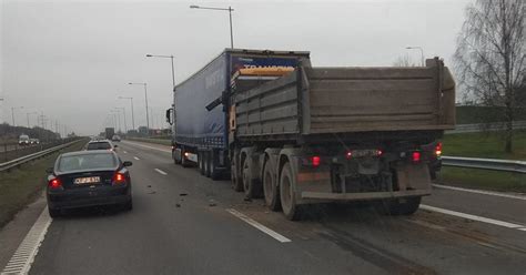 Sunkvežimiai, gabenantys automobilius greitkelyje