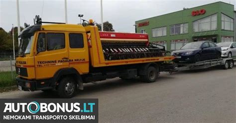 Techninės pagalbos automobilis su ištempiamu automobiliu
