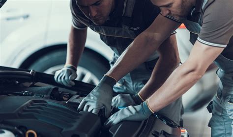 Mechanikas apžiūrintis automobilio saugos diržą techninės apžiūros metu
