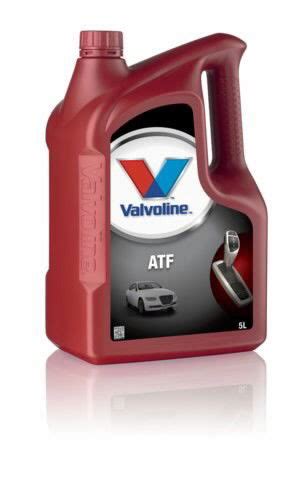 įvairių automatinių transmisijų skysčių (ATF) buteliukų asortimentas