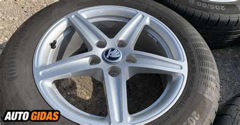 Skoda Scala dizaino elementai: priekiniai žibintai, lengvojo lydinio ratlankiai, interjero detalės.