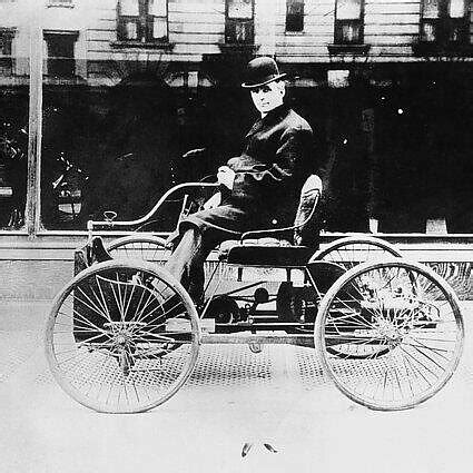 Henry Fordas sėdintis savo pirmajame savaeigiame automobilyje 