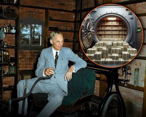 Henry Fordas greta pirmojo kompanijos masiniu būdų gaminto V8 tipo variklio (1932 m.)
