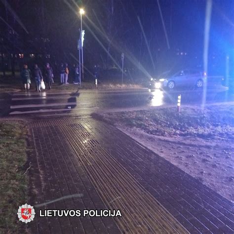 Policijos automobiliai ir eismo įvykio vieta naktį