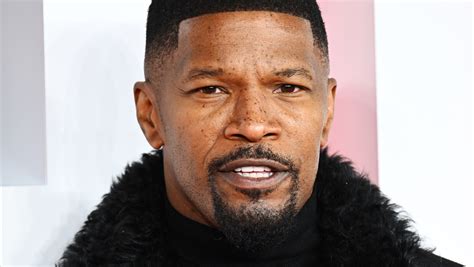 Jamie Foxx dainuojantis scenoje