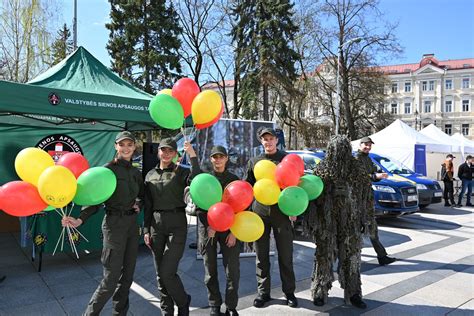 Nuotrauka, kurioje Lietuvos policijos pareigūnai bendrauja su žmonėmis saugaus eismo renginyje