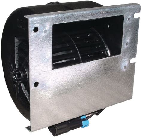 Išmontuotas pečiuko ventiliatoriaus variklis, paruoštas valymui ar keitimui