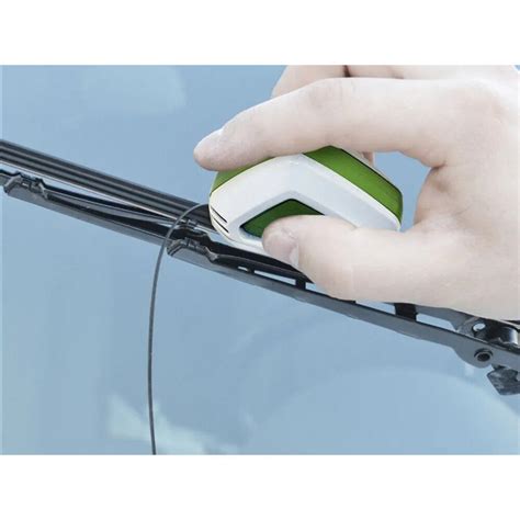 Automobilio valytuvų keitimo iliustracija