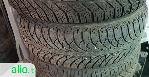 Tematinė nuotrauka: Peugeot 407 su sumontuotomis žieminėmis padangomis ant snieguoto kelio