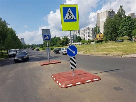 Nuotrauka iš eismo įvykio vietos, iliustruojanti slidžias kelio sąlygas