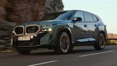 BMW XM, rodantis kontroversišką dizainą ir agresyvias linijas