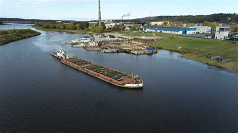 Tematinė nuotrauka: šiuolaikiniai vilkikai pakrauti krovinių terminale