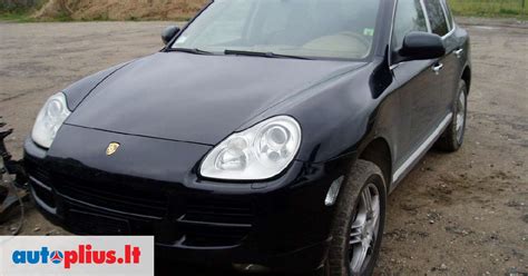 Autoserviso iliustracija su automobilių dalimis