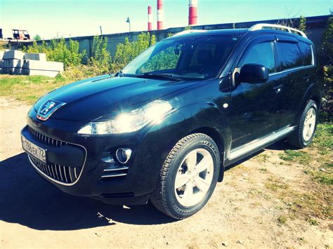 Peugeot 4007 eksterjero dizainas su chromuotais elementais