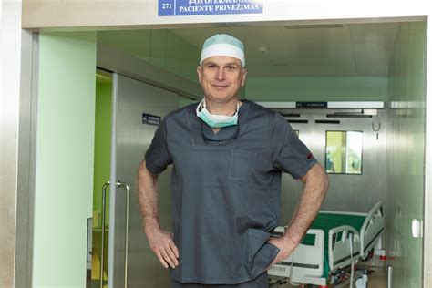 Teminis foto: pacientas, kuriam padeda po medicininės procedūros