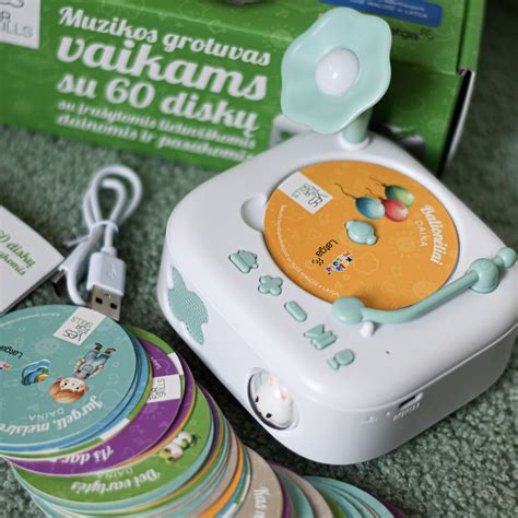 Nuotrauka, demonstruojanti iGO navigacijos papildomas funkcijas, tokias kaip muzikos grotuvas ar skaičiuotuvas