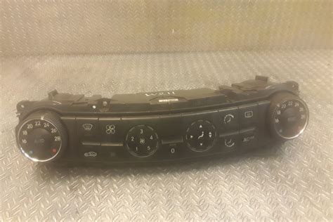 Saab 9-3 priekinės panelės ir klimato kontrolės sistemos iliustracija