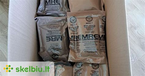 MRE komplekto iliustracija su maisto pakuotėmis