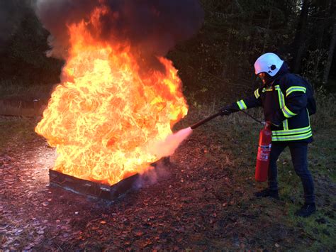 Ugniagesio purkštuko nuotrauka gaisro gesinimo metu