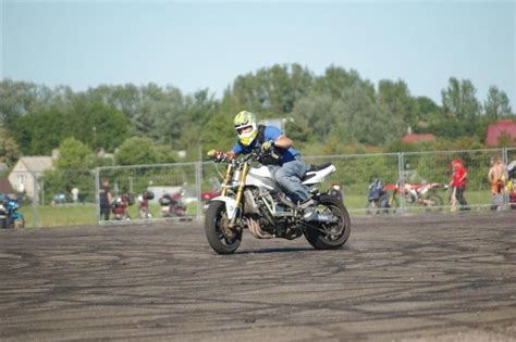 Motociklų kroso lenktynių trasa su žiūrovais