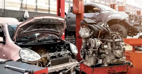Teminė nuotrauka: besisukanti automobilio detalė arba mechanikas, laikantis naudotą dalį