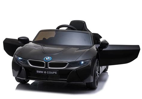 Vaikiškas BMW X7 modelis ant stalo su valdikliu