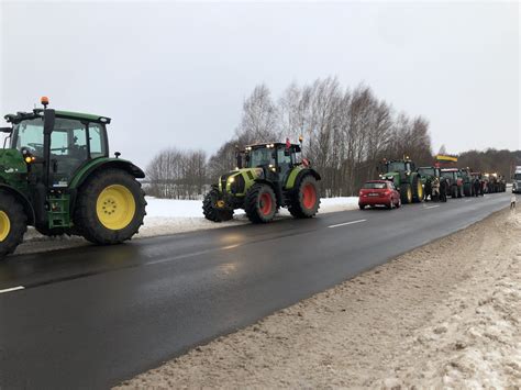 Ūkininkų traktorių kolona, blokuojanti greitkelio įvažiavimą Vokietijoje