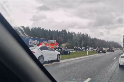 Avarijos vieta Vokietijos greitkelyje, vaizduojanti susidūrusius automobilius ir gelbėjimo tarnyų automobilius