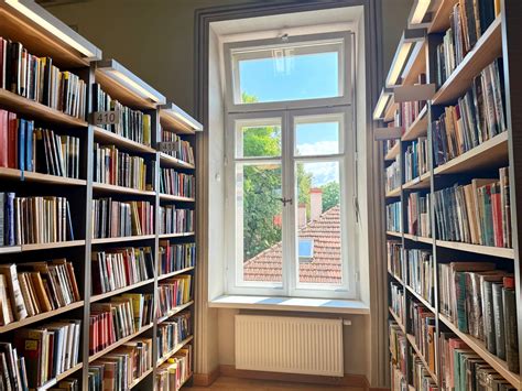 Nuotrauka, vaizduojanti Prancūzų instituto interjerą, galbūt biblioteką ar renginių salę