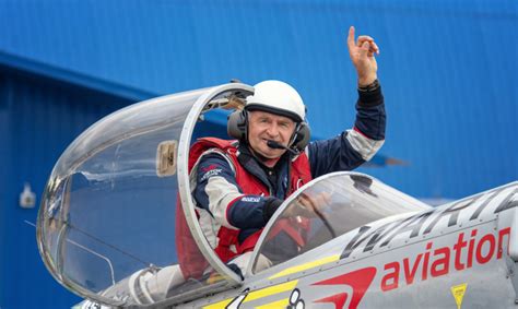 Jurgis Kairys demonstruoja akrobatinio skraidymo figūrą su lėktuvu