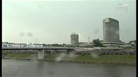 Jurgis Kairys skrenda po Kauno tiltu