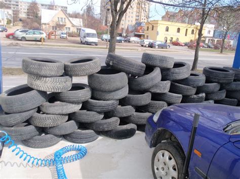 Nuotrauka, vaizduojanti Michelin padangų gamybos procesą arba jų naudojimą lenktynėse