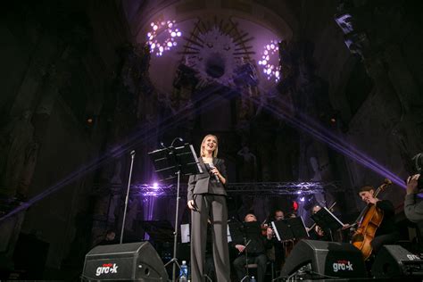 Grupės „Skylė“ pasirodymo nuotrauka scenoje su styginių kvartetu