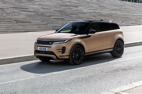 Visureigio Range Rover Evoque atvaizdas, stovintis prie modernaus pastato