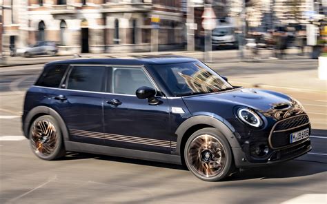Mini Cooper Clubman, pabrėžiant jo stilingą dizainą ir kompaktiškumą