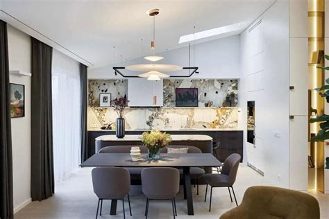 interjeras modernaus automobilio su dideliu ekranu ir mygtuku variklio paleidimui