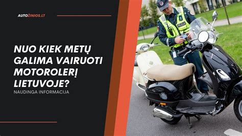 Jaunas žmogus, vairuojantis motorolerį apsauginėje aprangoje mieste