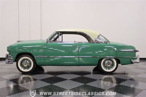 Teminė nuotrauka: 1951 metų Ford Victoria Sea Island Green ir Raven Black spalvų