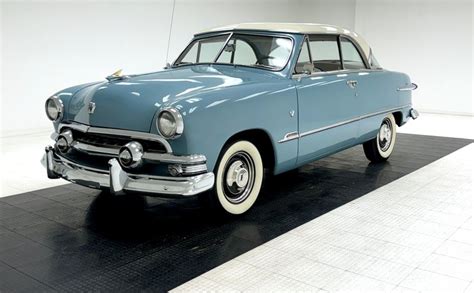 Teminė nuotrauka: 1951 metų Ford Victoria stovinti kaimo aplinkoje