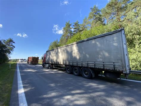 Teminis sunkvežimio vilkiko ir puspriekabės nuotrauka kelyje