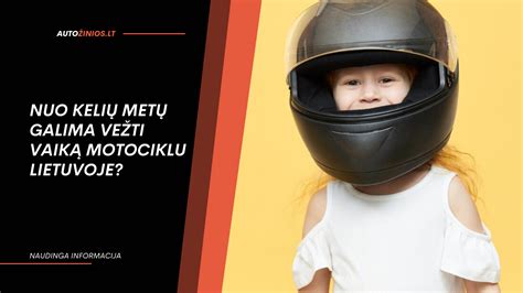 Vaikas, važiuojantis nedideliu purvo motociklu specialioje trasoje