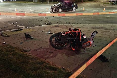 Motociklininkas važiuojantis už automobilio, esantis jo aklojoje zonoje