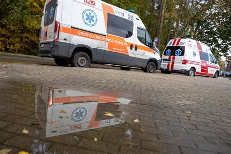 Schematinis vaizdas, rodantis veidrodėlio šildymo elemento prijungimą ir galimus gedimo taškus.