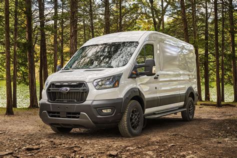 Ford Transit Trail furgono nuotrauka su išskirtinėmis grotelėmis