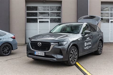 Mazda MPV kėbulo nuotrauka, pabrėžianti automobilio dydį ir erdvumą šeimos kelionėms