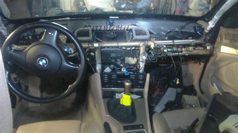 E39 salono interjero nuotrauka su priekine panele ir sėdynėmis