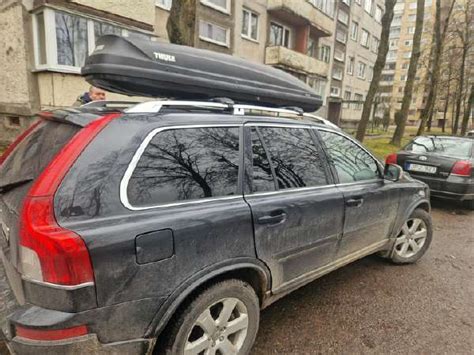 Teminis foto: Volvo XC60 su stogo bagažinės laikikliais