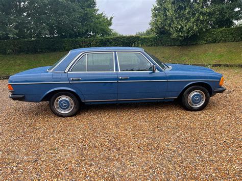 Teminė Mercedes-Benz W123 200 nuotrauka