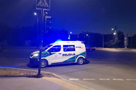 Teminė nuotrauka: policijos automobilis kelyje naktį