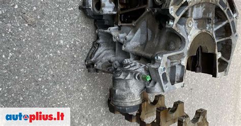 Ford Galaxy minivenas su atidarytu variklio dangčiu remonto dirbtuvėse